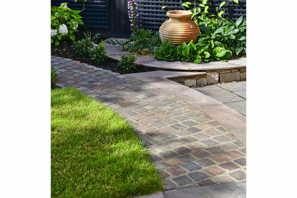Two sizes of Autumn Brown Sandstone Setts on a white background highlight the riven texture and colour of these cobble setts.***
